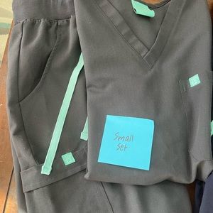 Garde-Malade charcoal scrubs